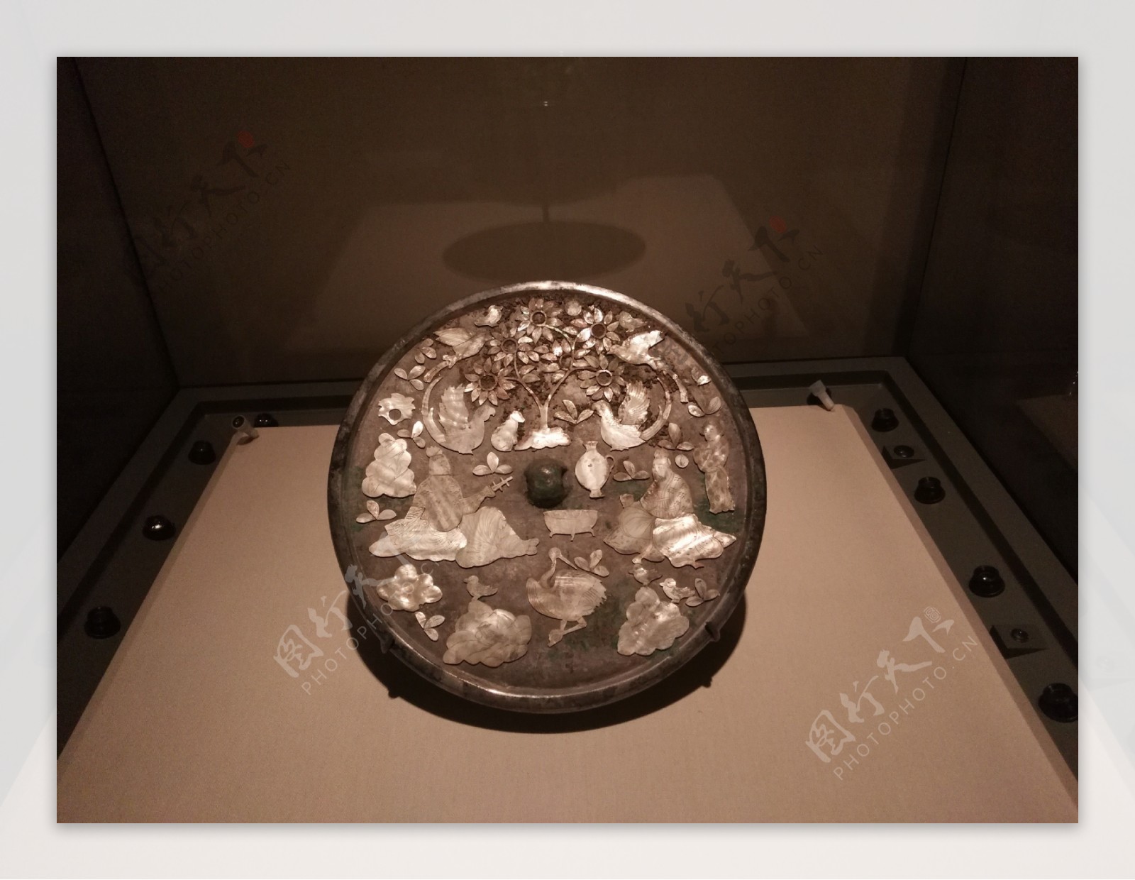 螺钿花鸟人物纹青铜镜