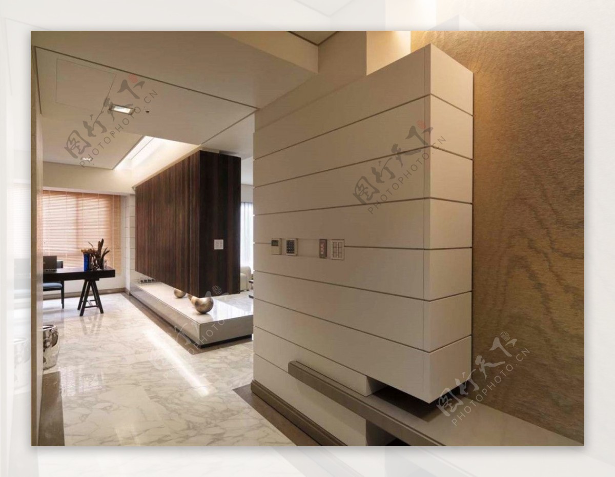 现代简约客厅白色木制背景墙室内装修效果图