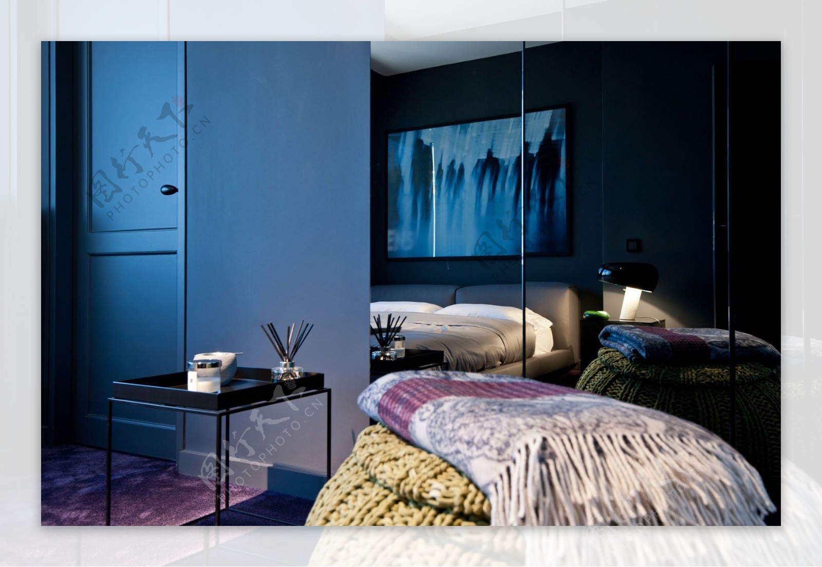 现代奢华客厅深蓝色背景墙室内装修效果图