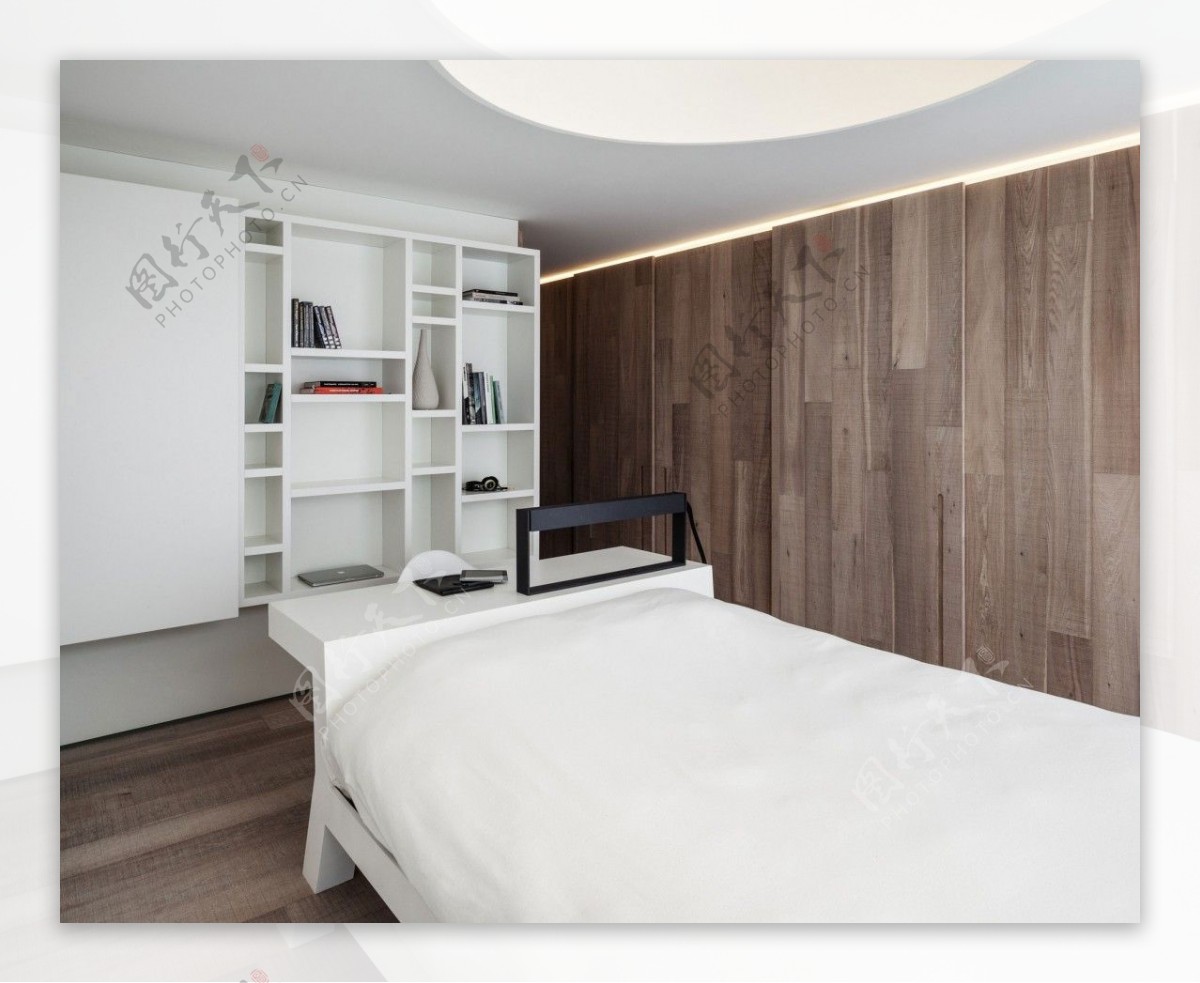在卧室，是以橡木的实木木地板与浅灰色的墙布相结合，地板采用鱼骨贴的铺贴方式铺陈休憩空间；-家居美图_装一网装修效果图