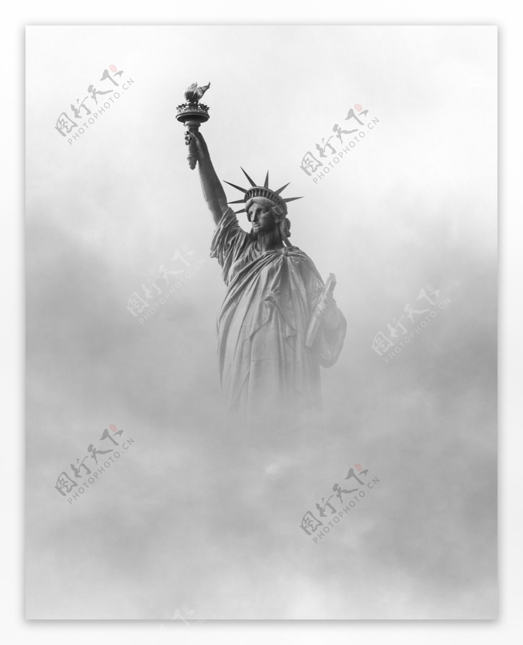 云雾里的自由女神像