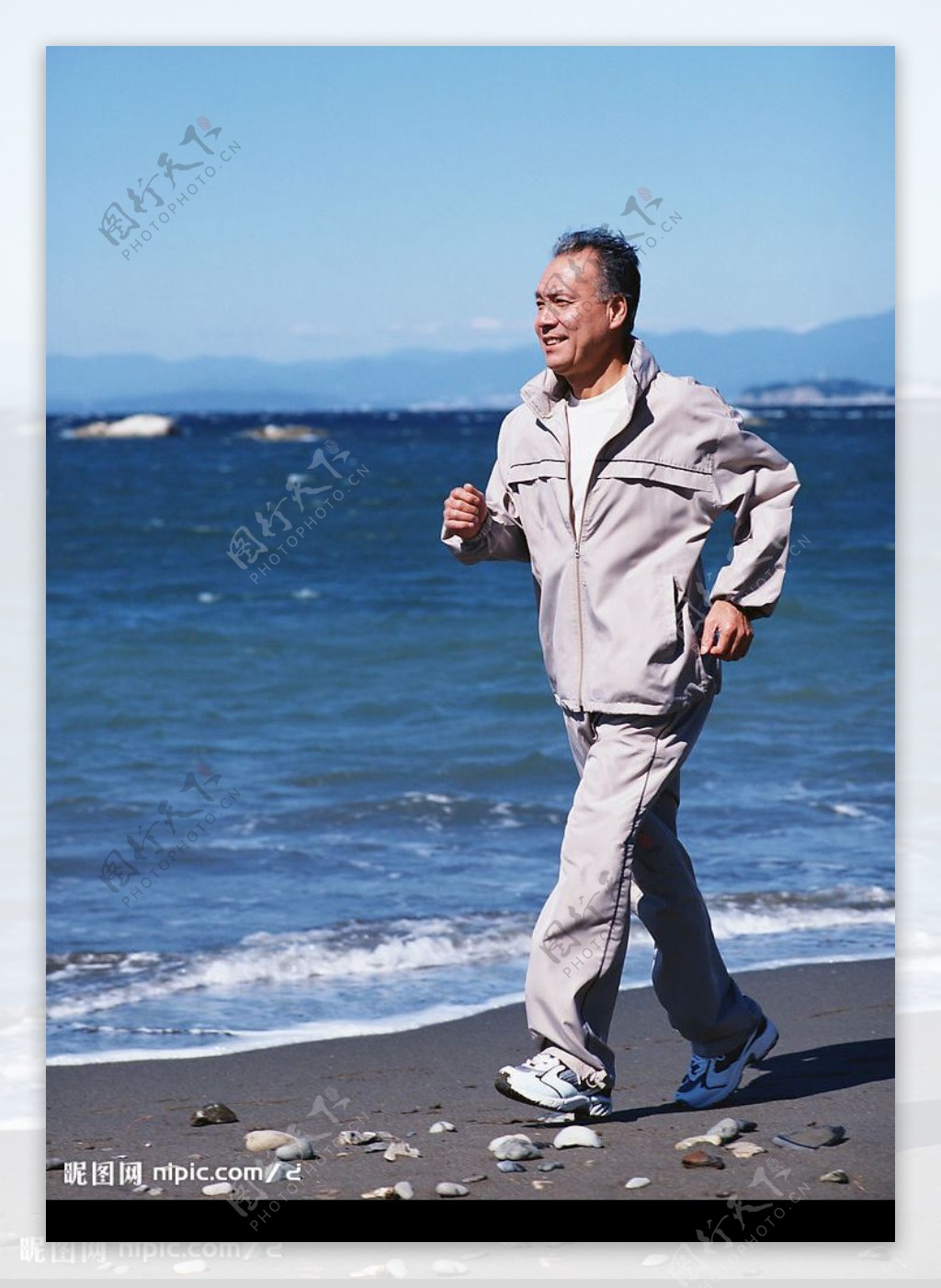 海边跑步老年人
