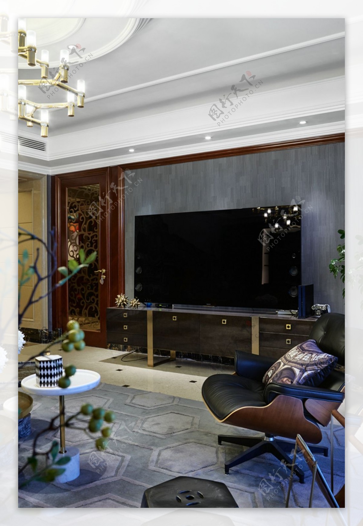 中式客厅灰色花纹地毯装修效果图