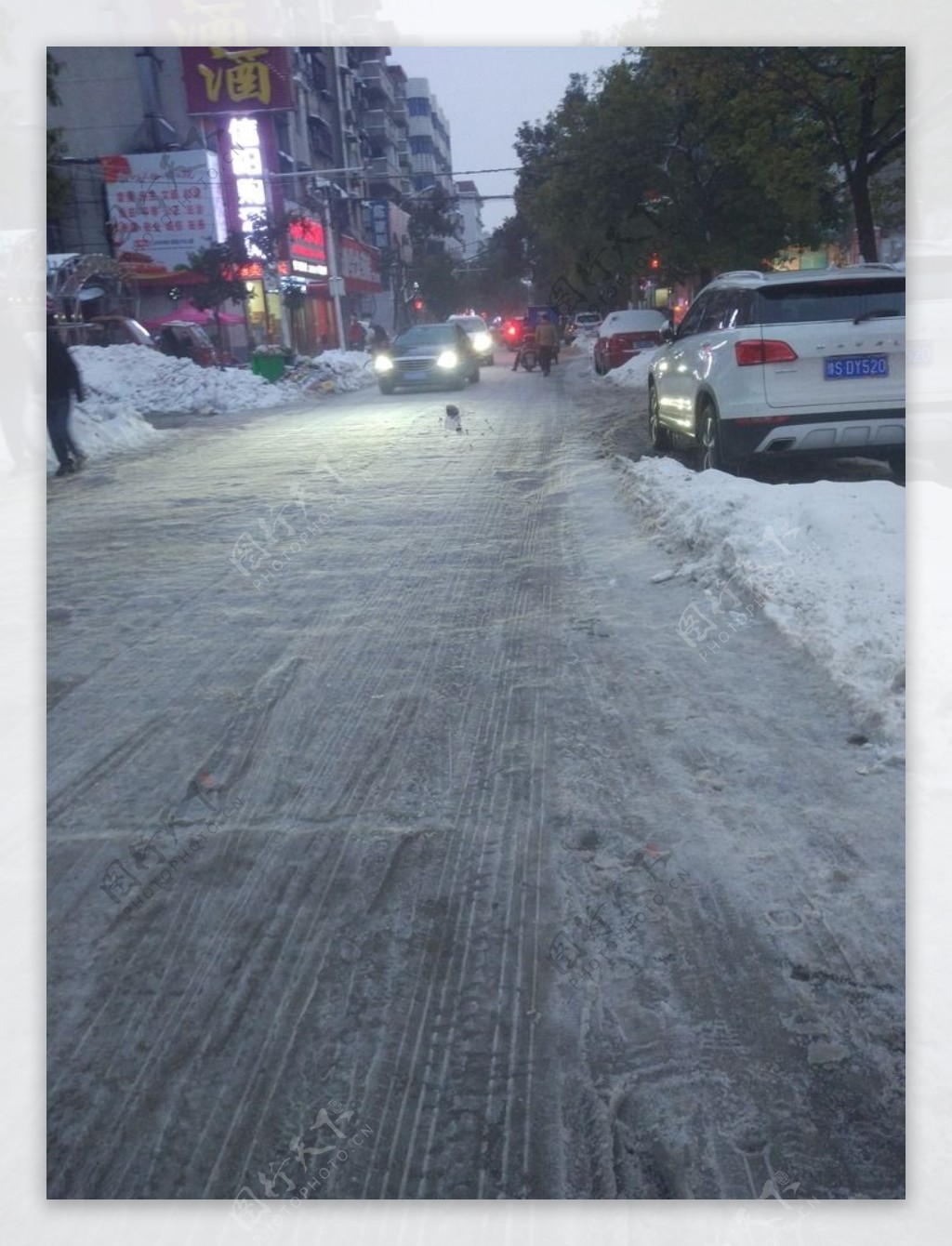 冬天的雪地道路