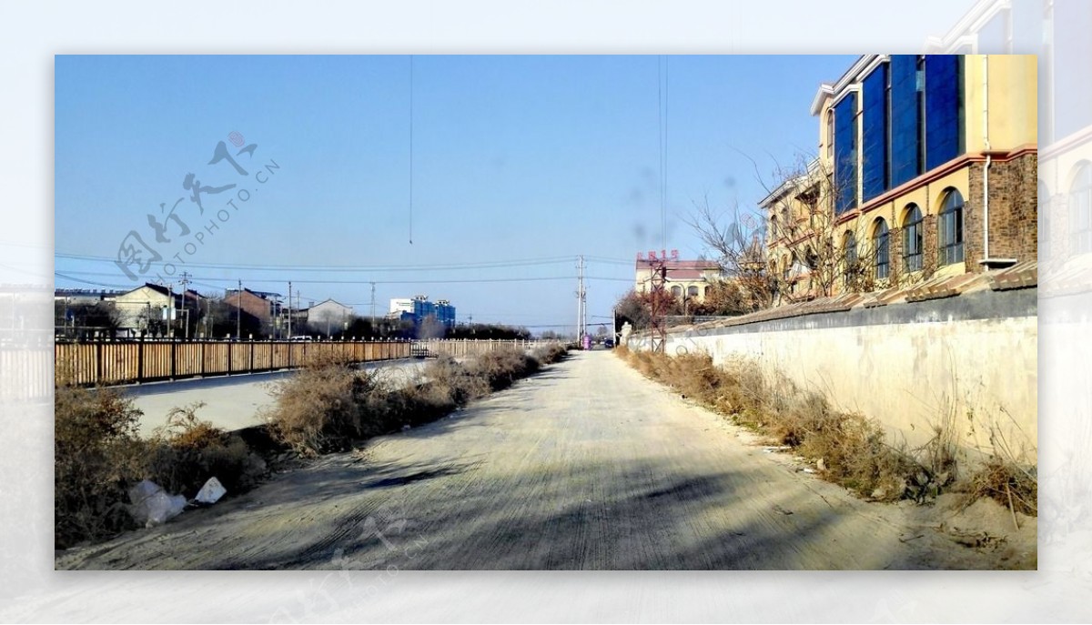 蓝天下的道路风景