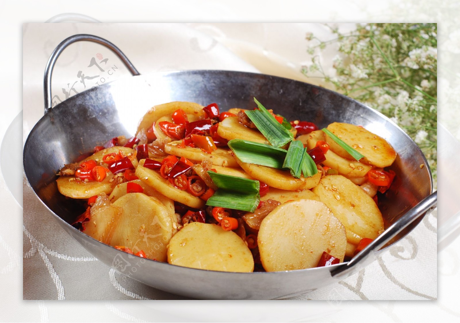 这才是干锅土豆的家常做法，不油炸，简单好做，鲜香开胃又下饭 - 哔哩哔哩
