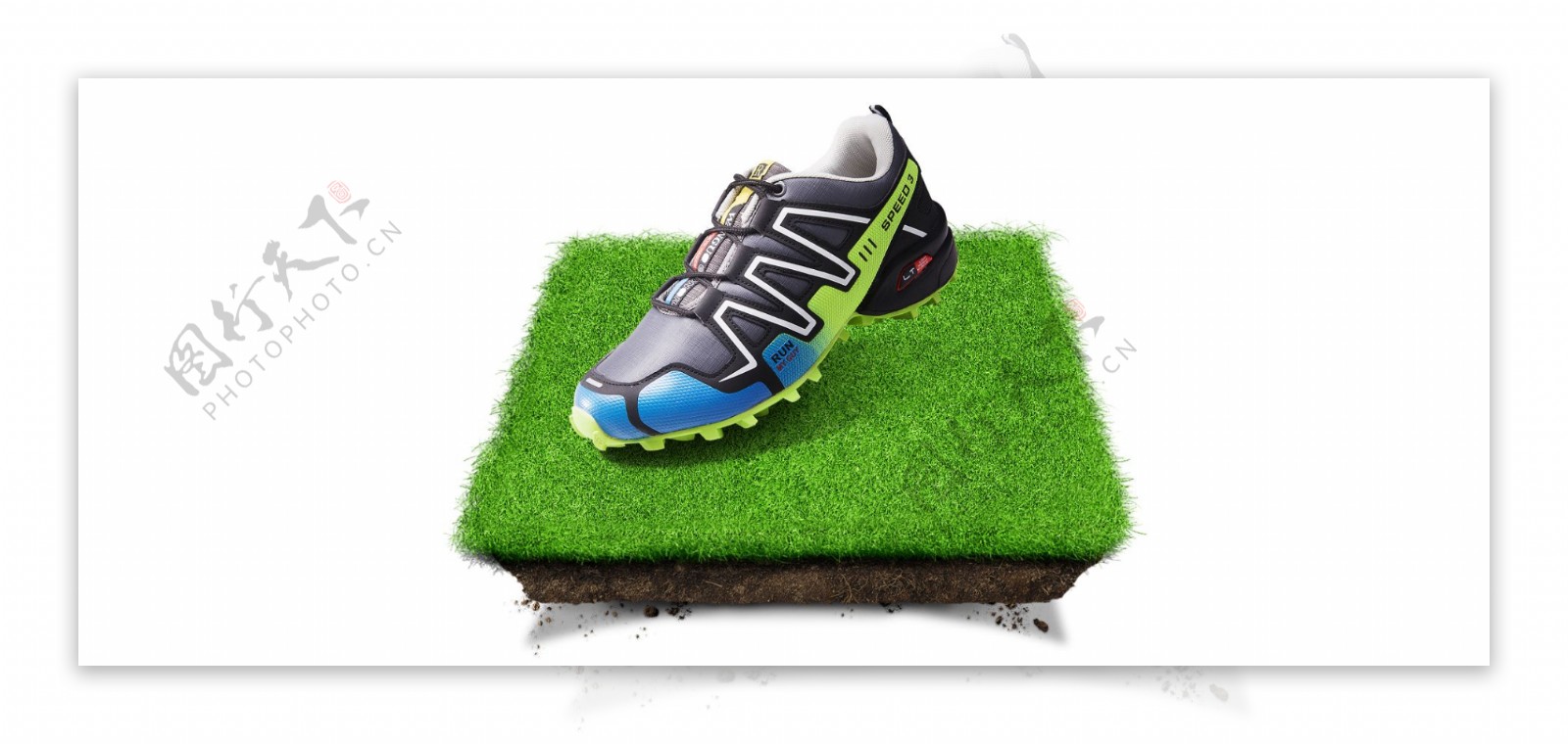 运动鞋绿色草坪合成创意图