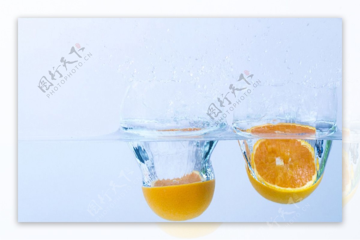 橘子柠檬落水溅起水花的瞬间