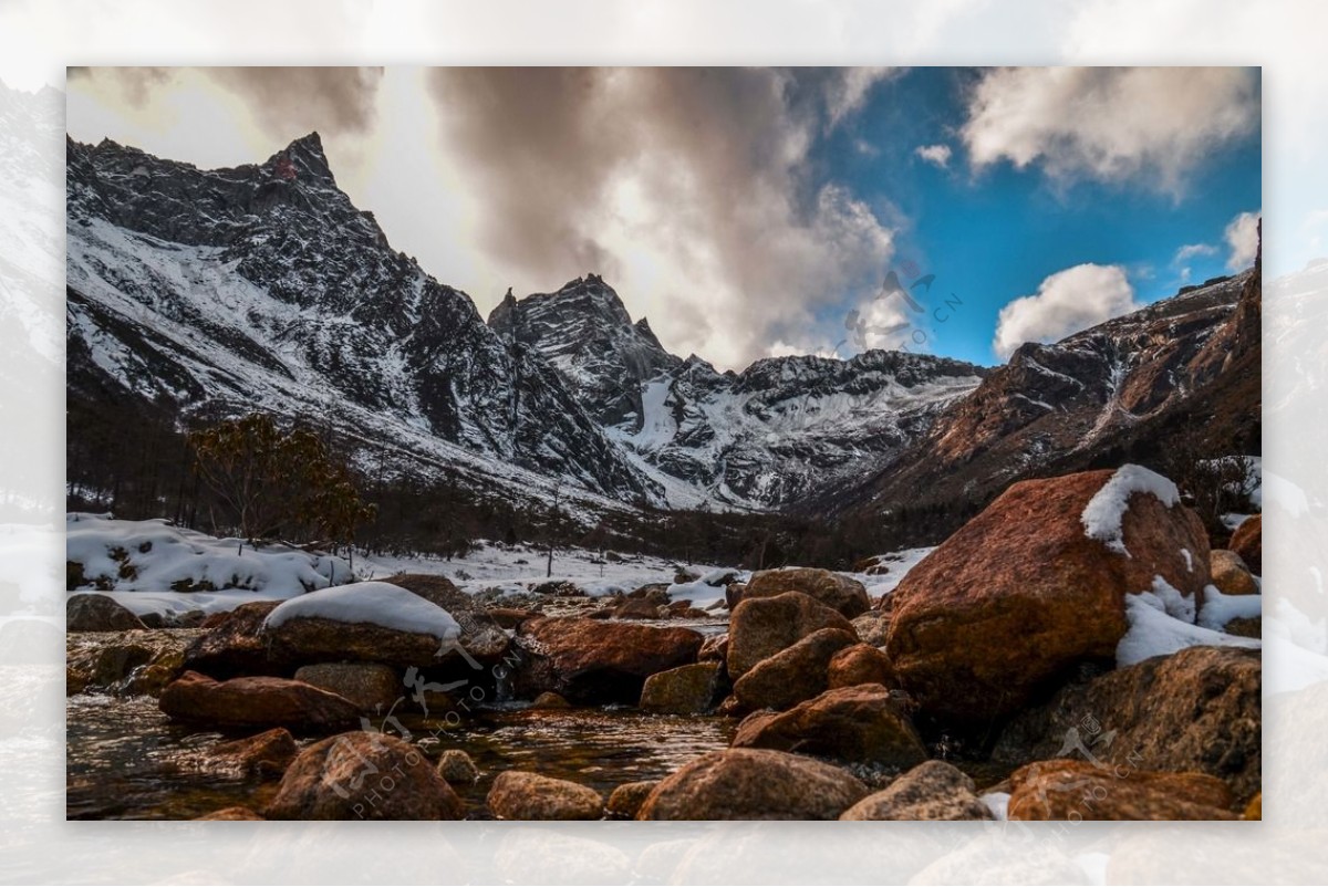 毕棚沟雪山