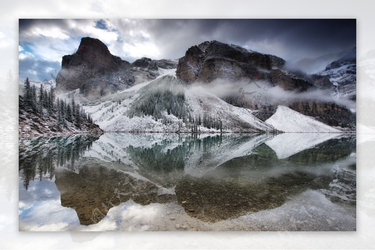 高山湖水雪景