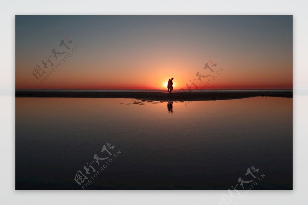 夕阳下的河流风景