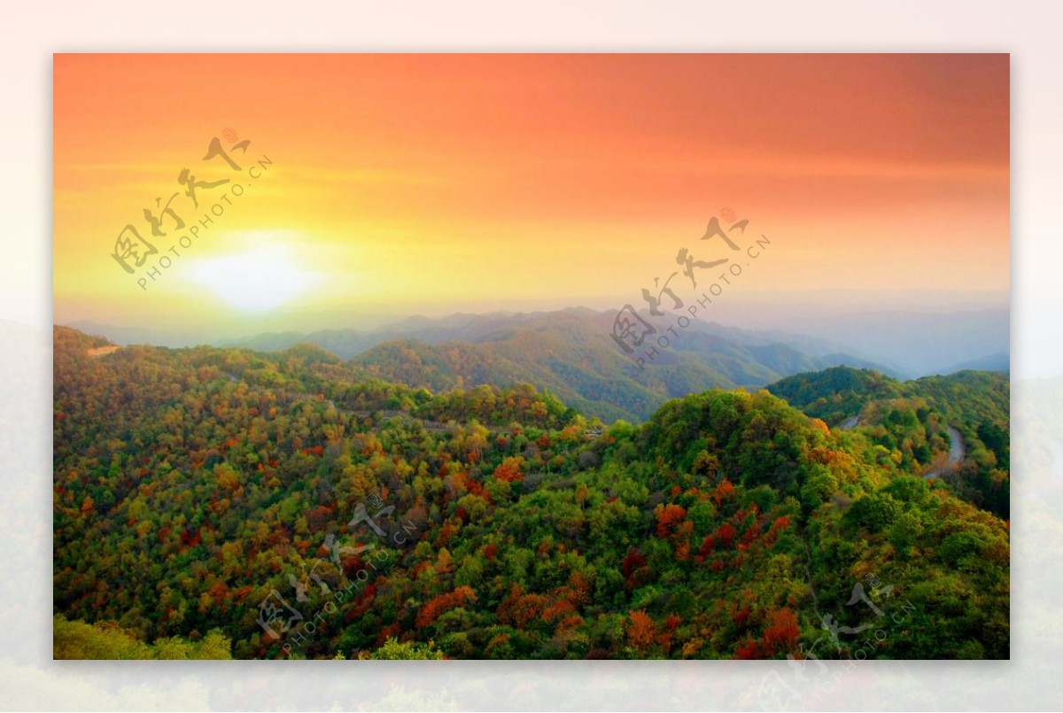 夕阳下的大山风景