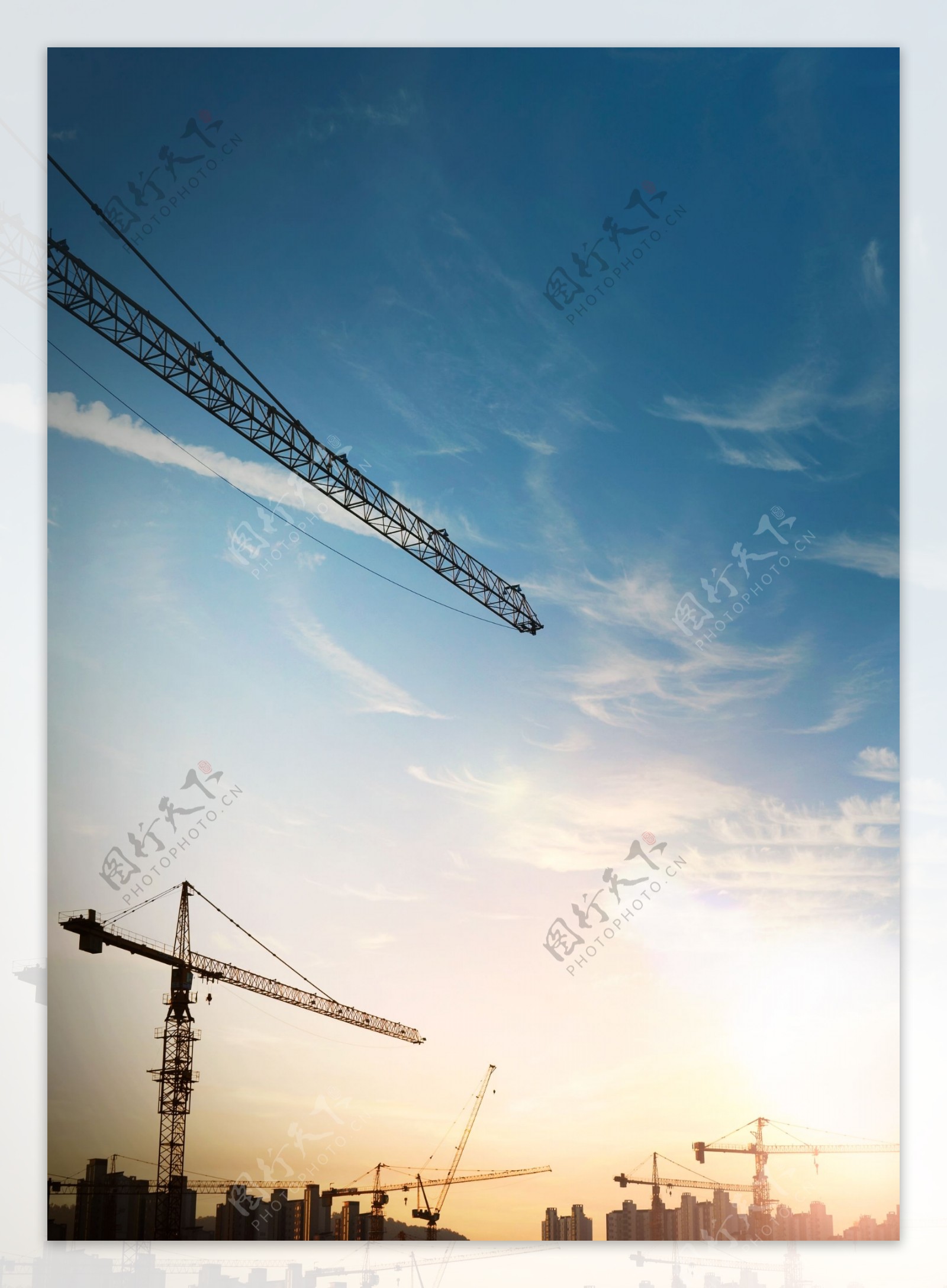 蓝天下的现代科技建设塔吊背景素材