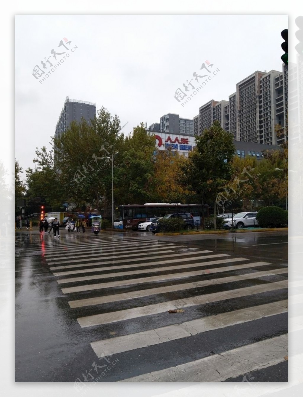 雨天的城市街道