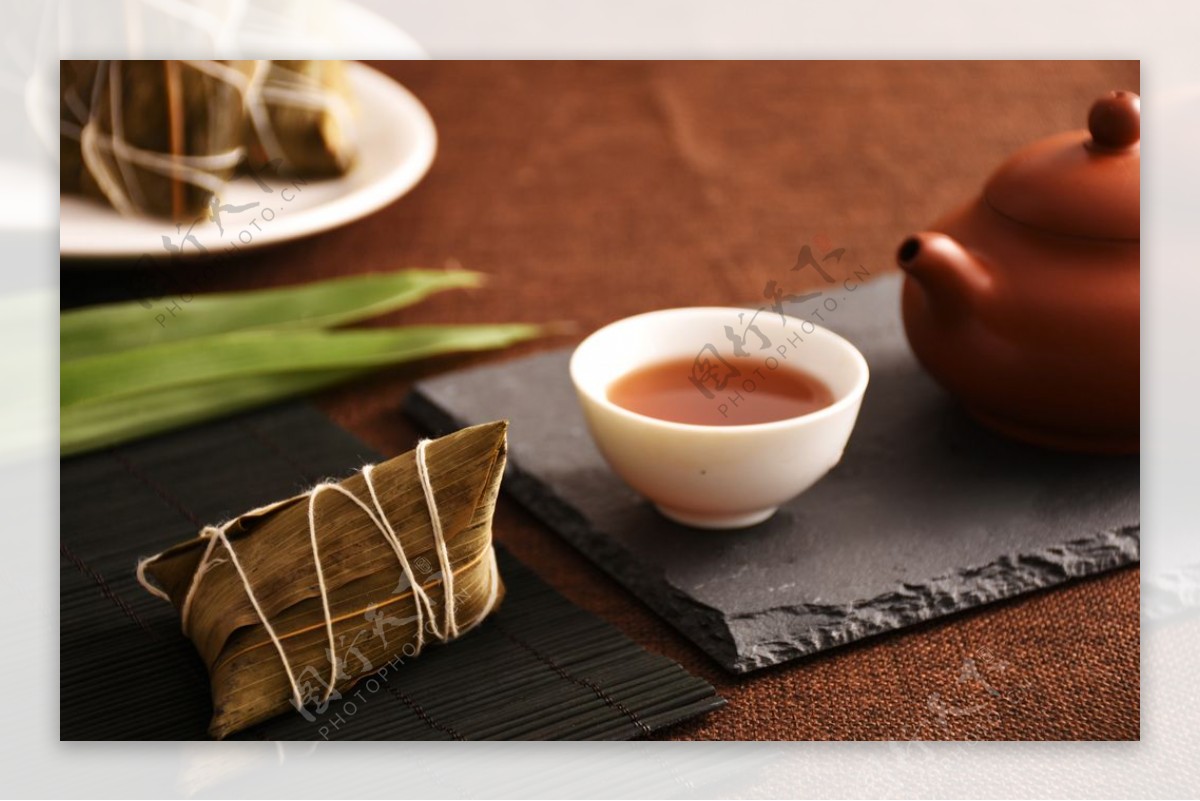 传统粽子和茶水
