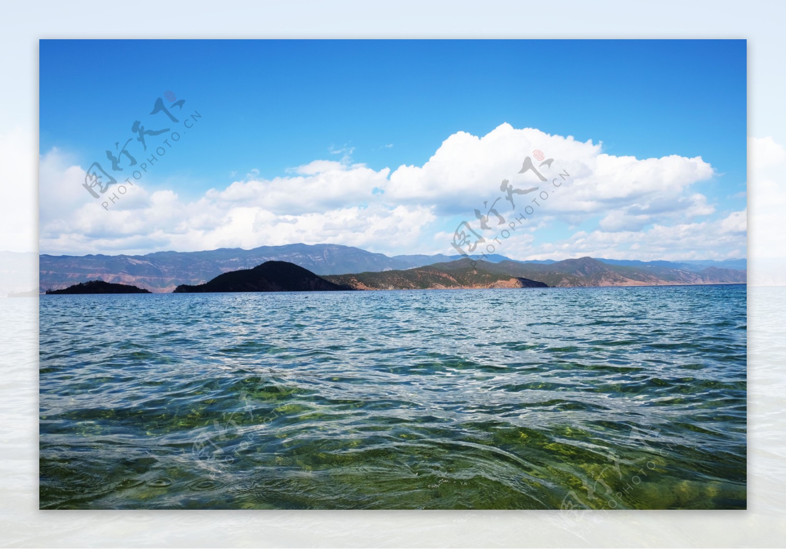 泸沽湖晶莹剔透的水