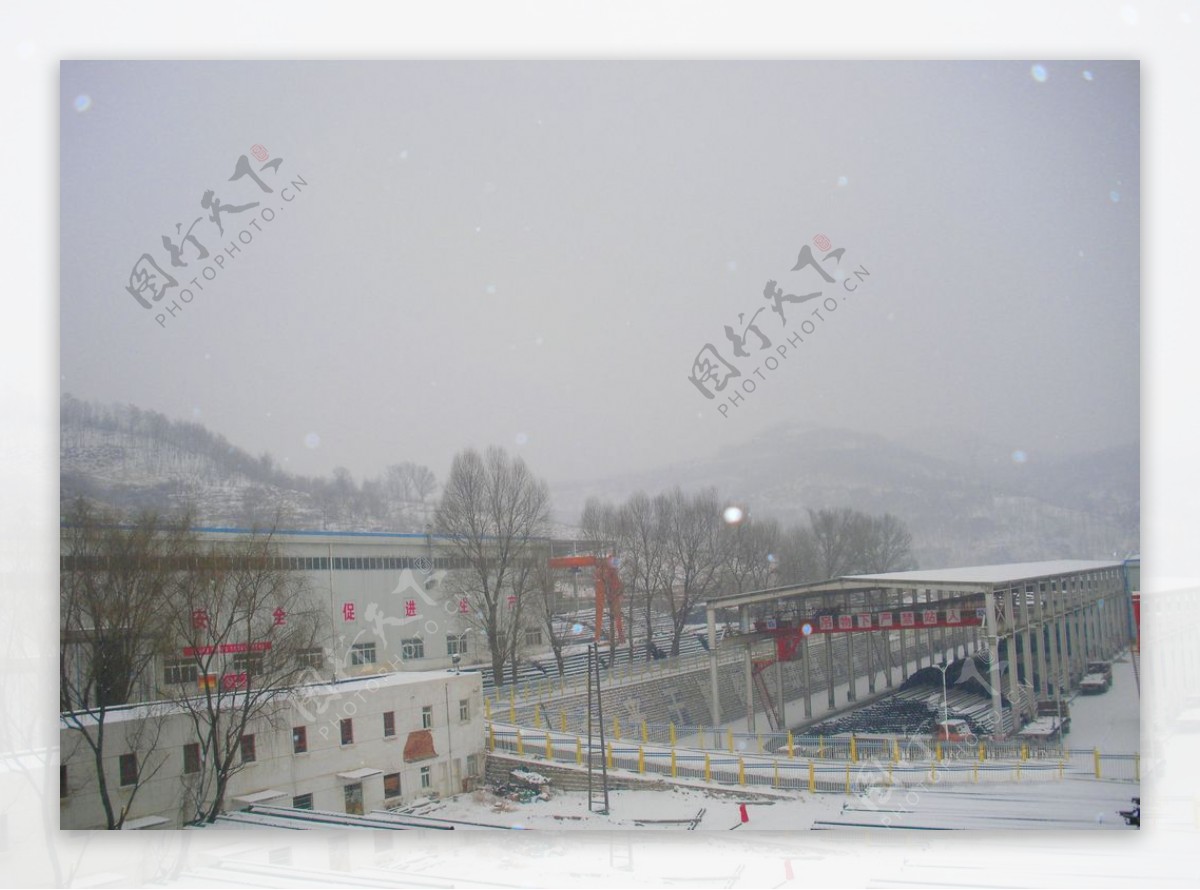 冬日里的工厂雪景