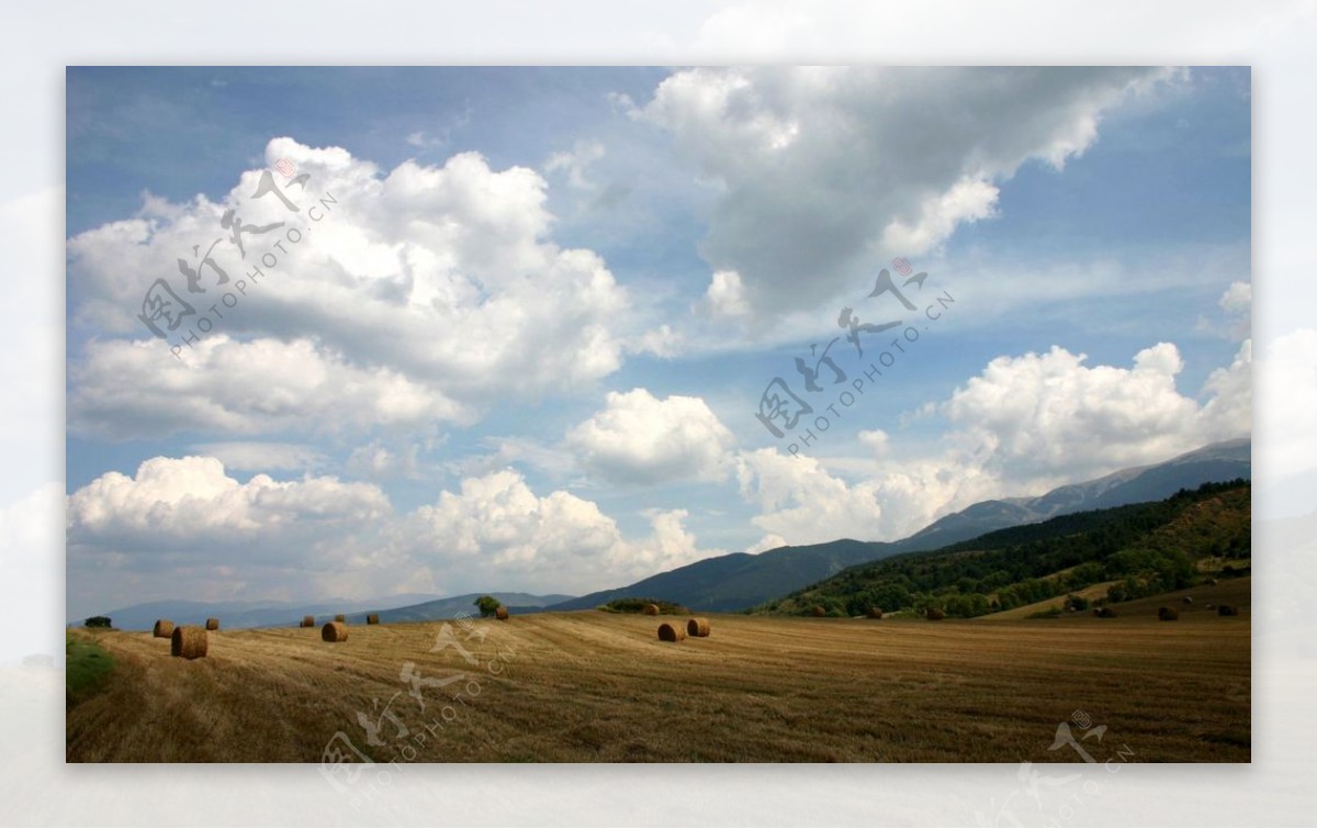 大山下的田野风景