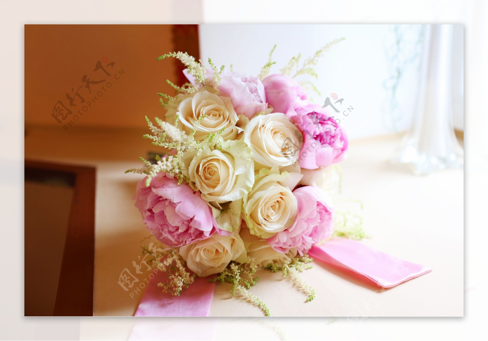 白色与粉色花朵搭配的捧花