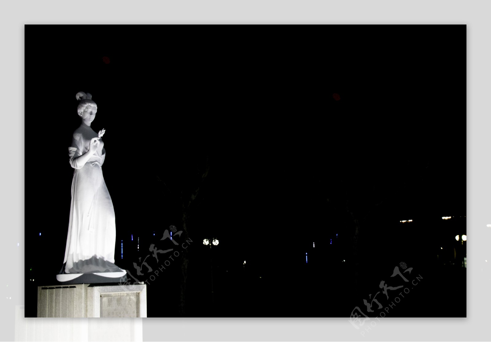 横版夜色雕塑摄影图