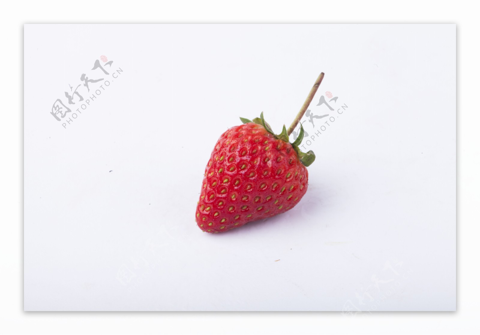 新鲜可口草莓实物图摄影图1