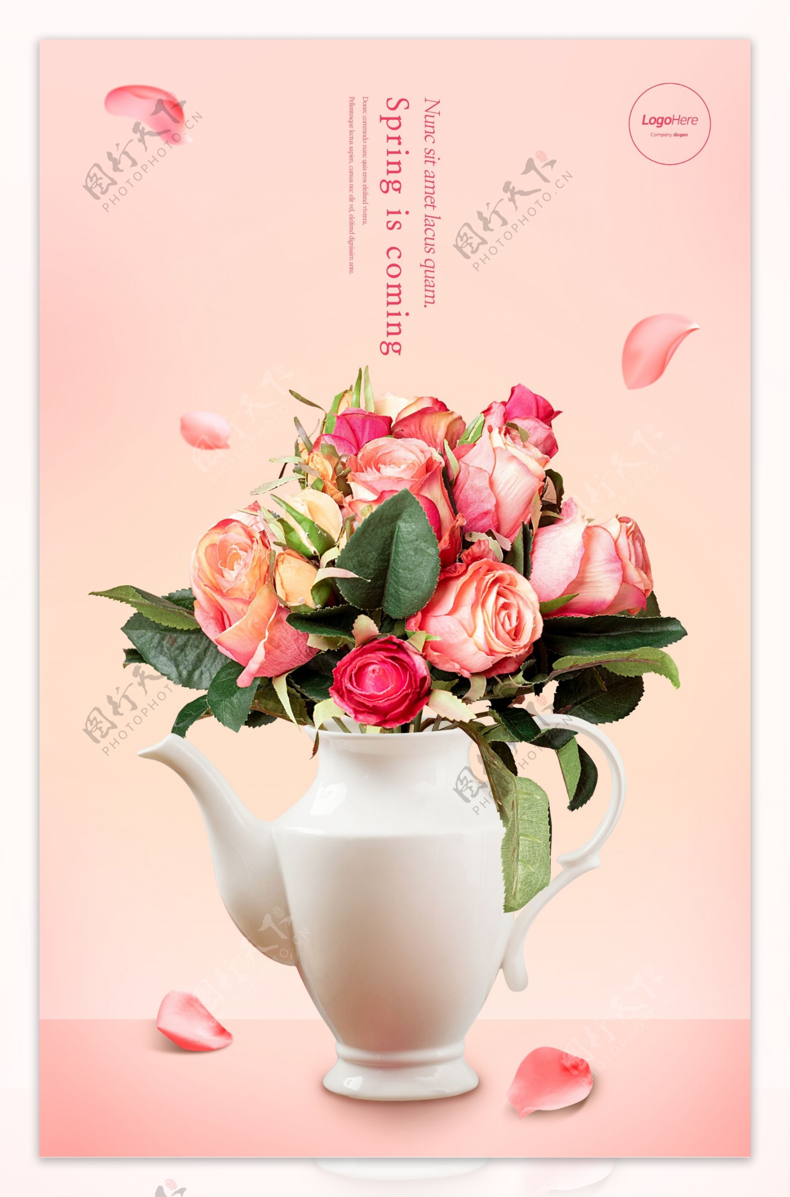 白瓷茶壶玫瑰花束纷飞花瓣