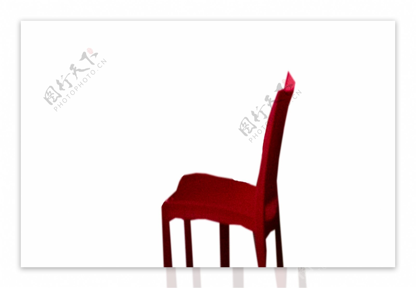 有一个红色的椅子