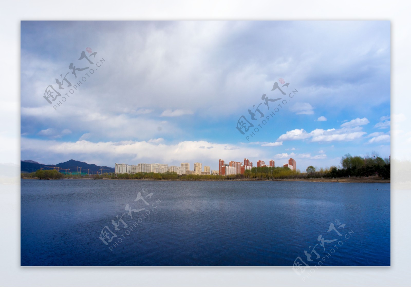 蓝天白云湖畔建筑风景