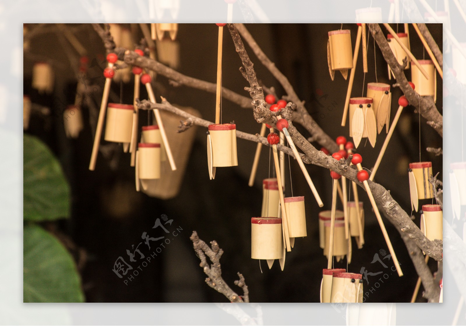 树上悬挂的可爱木桶蝉装饰品