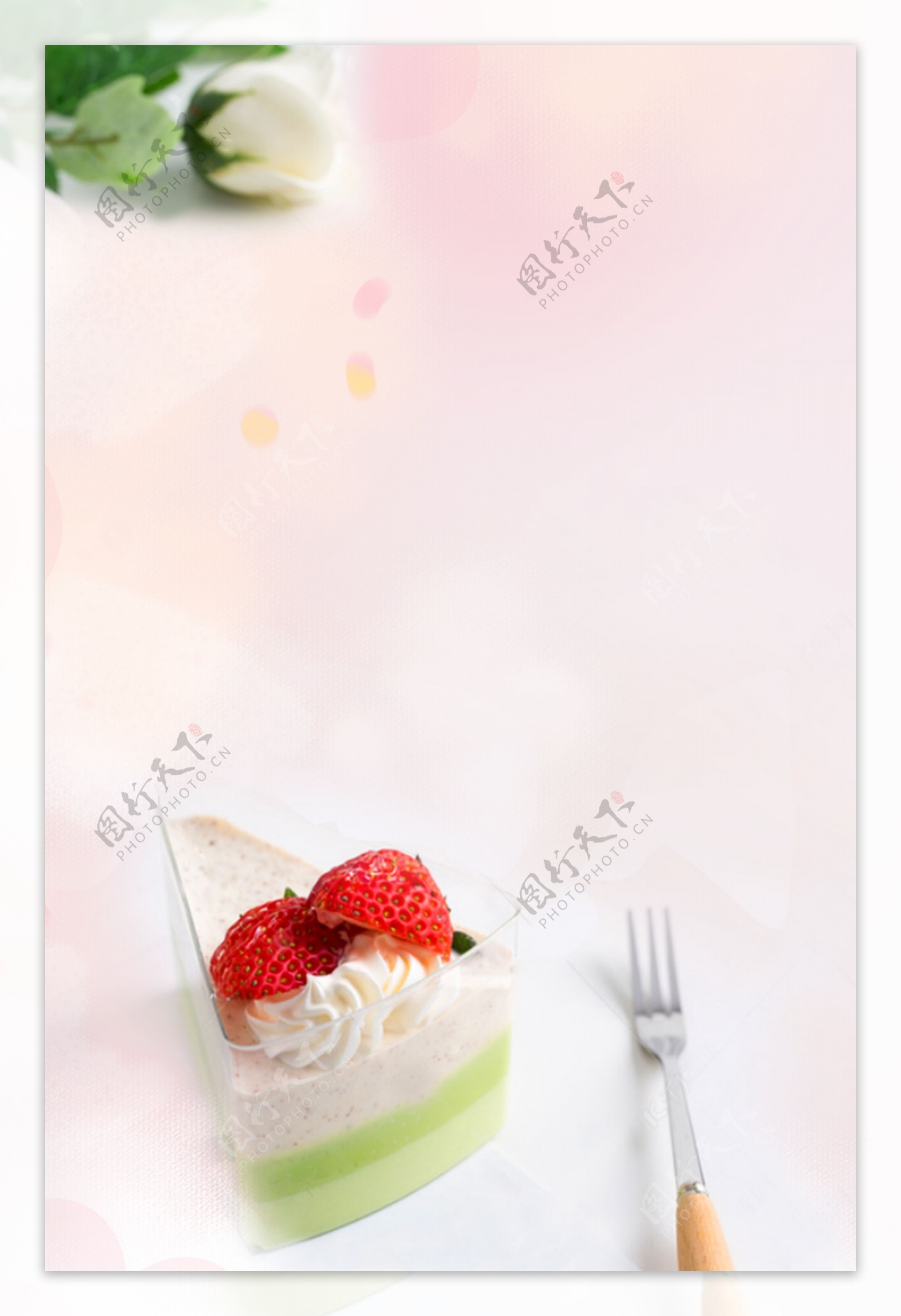 抹茶草莓小三角蛋糕粉色背景海报