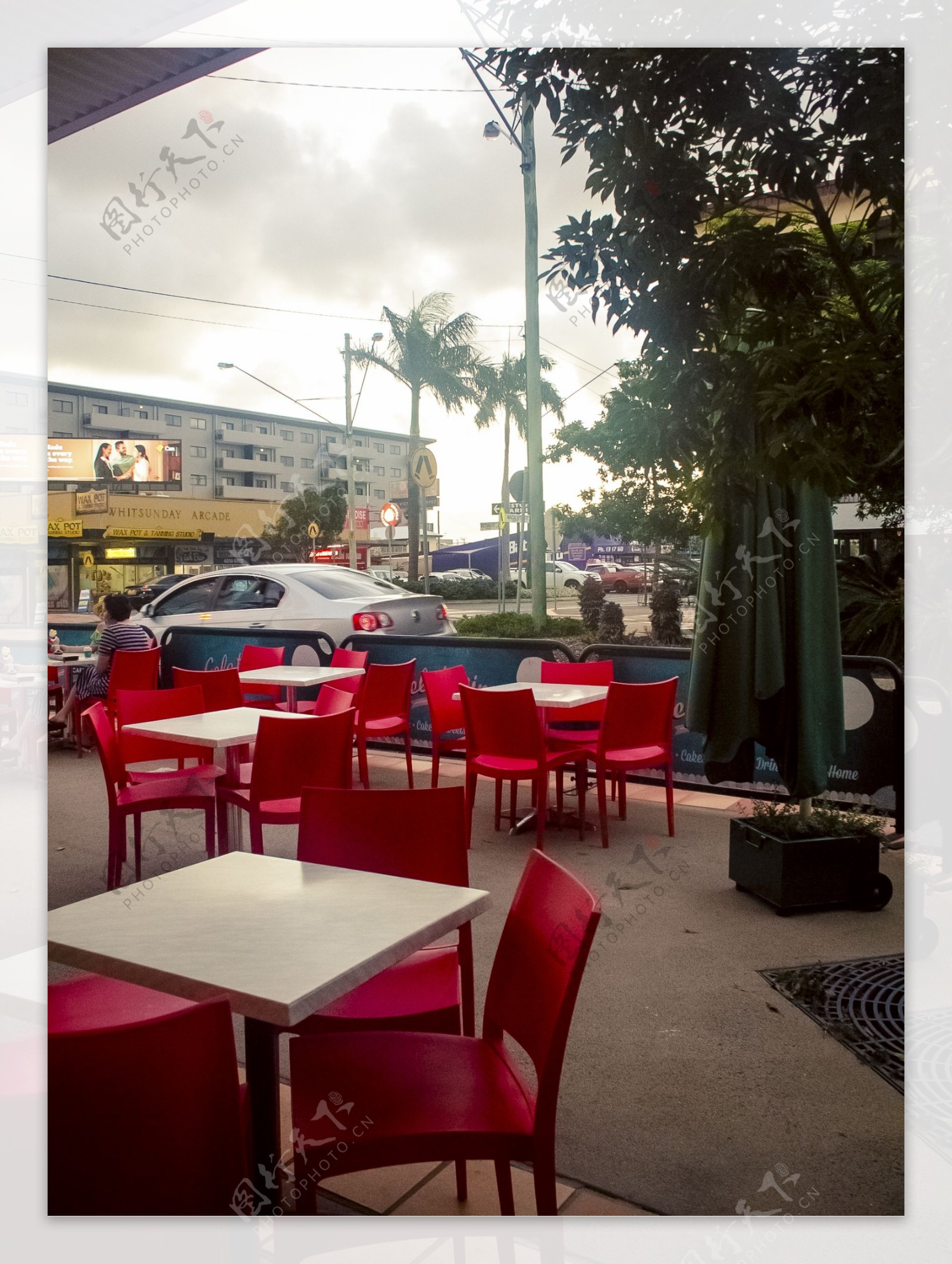 澳洲餐厅露天红色桌椅