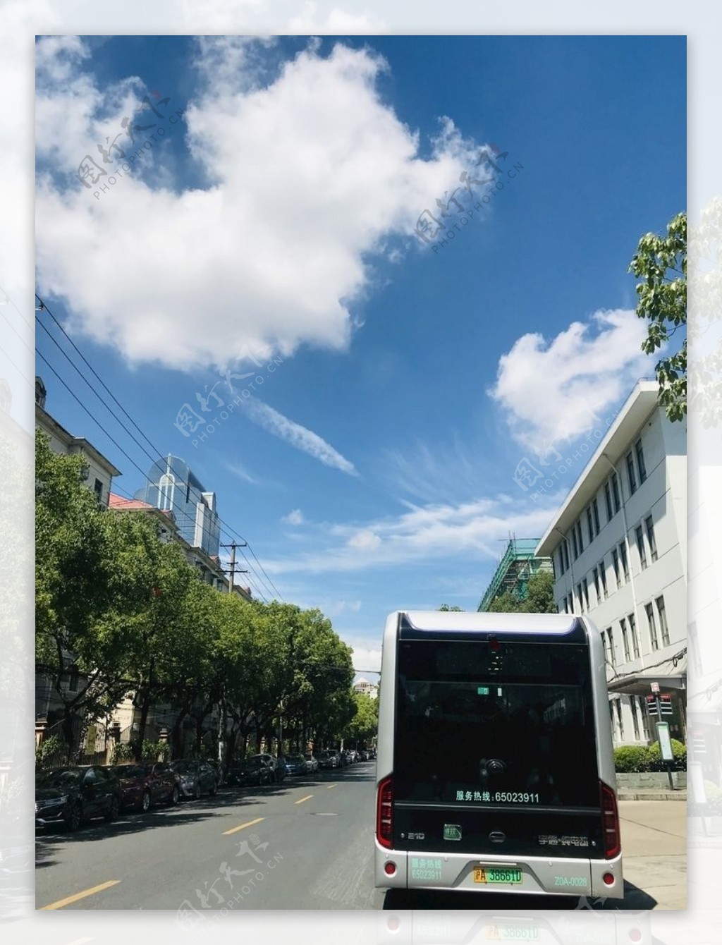 上海城市街道蓝天白云新能源车