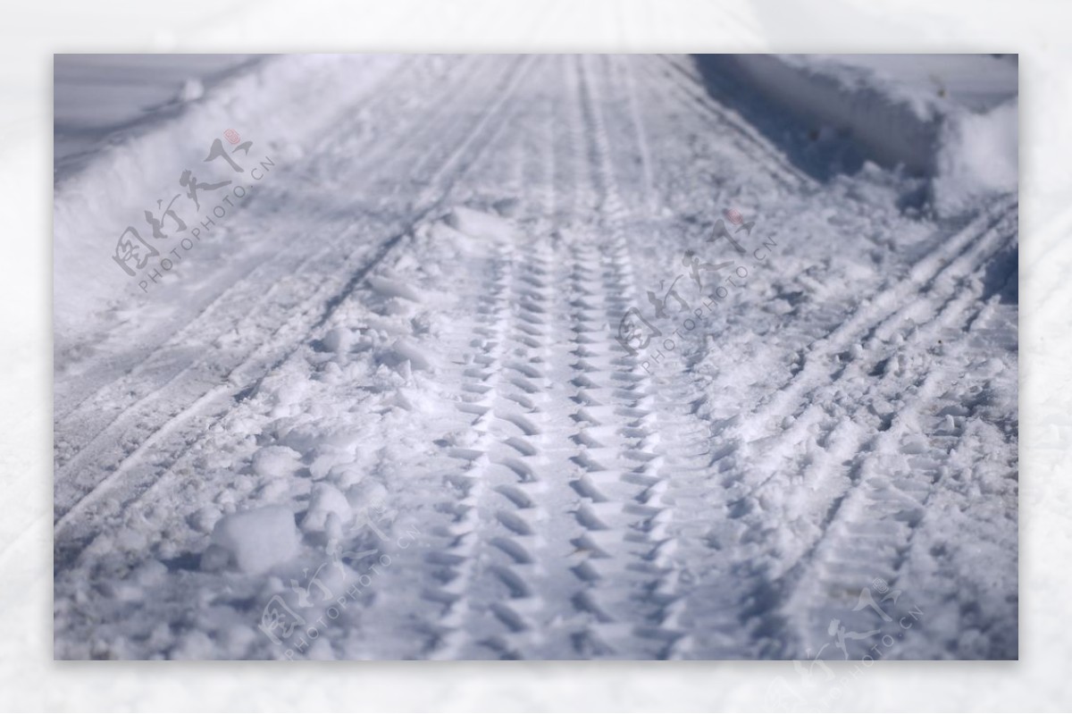 雪地轮胎痕迹