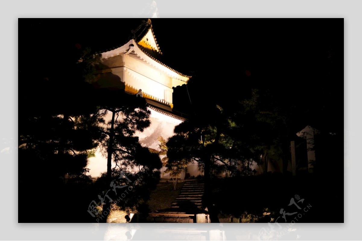 日本京都二条城角楼夜景