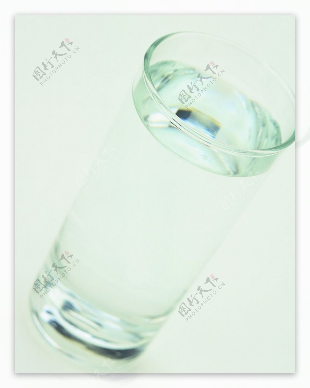 玻璃杯中的水