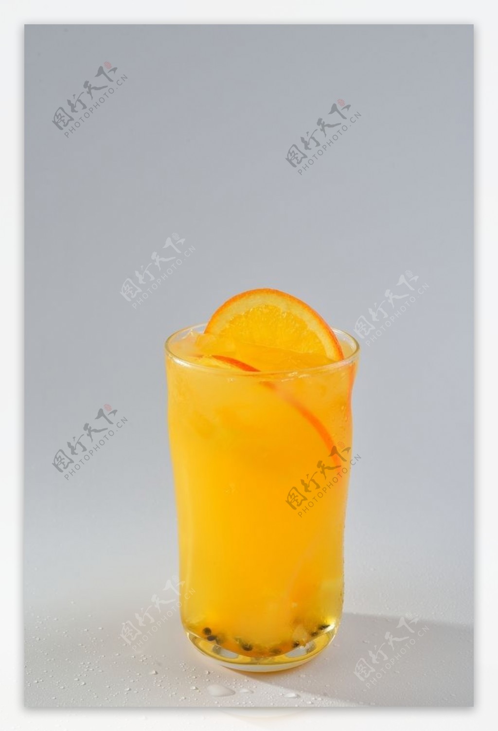 玻璃杯里的橙汁百香果