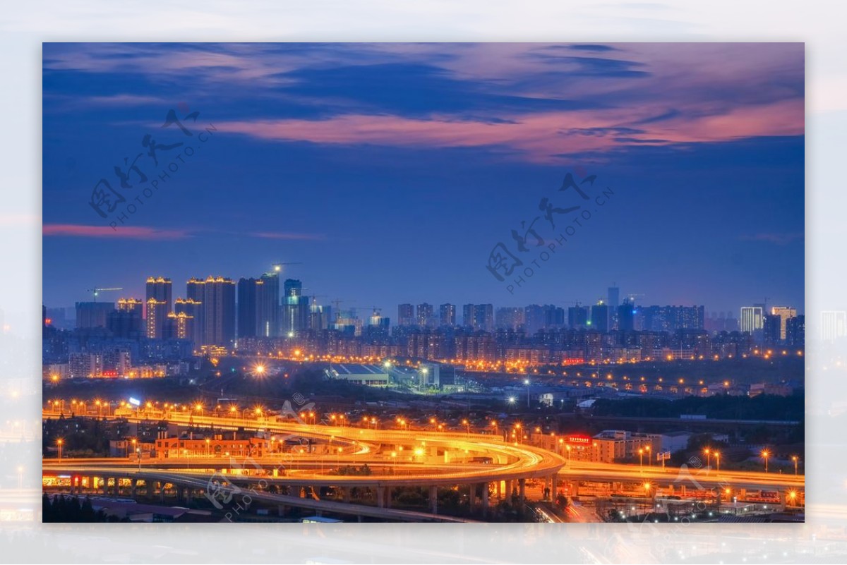 夕阳下的武汉中央商务区夜景