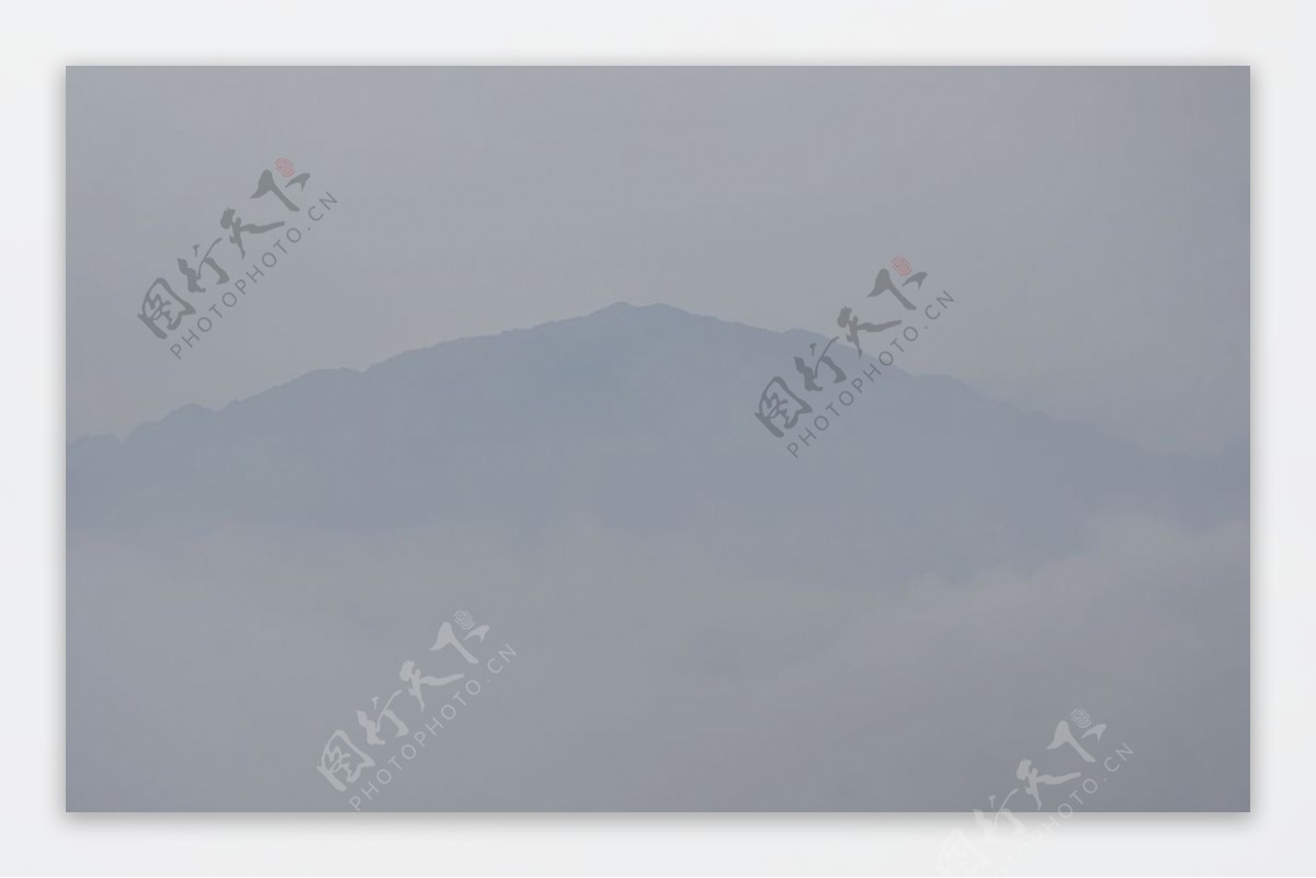 雾气缭绕山点顶中自然风光