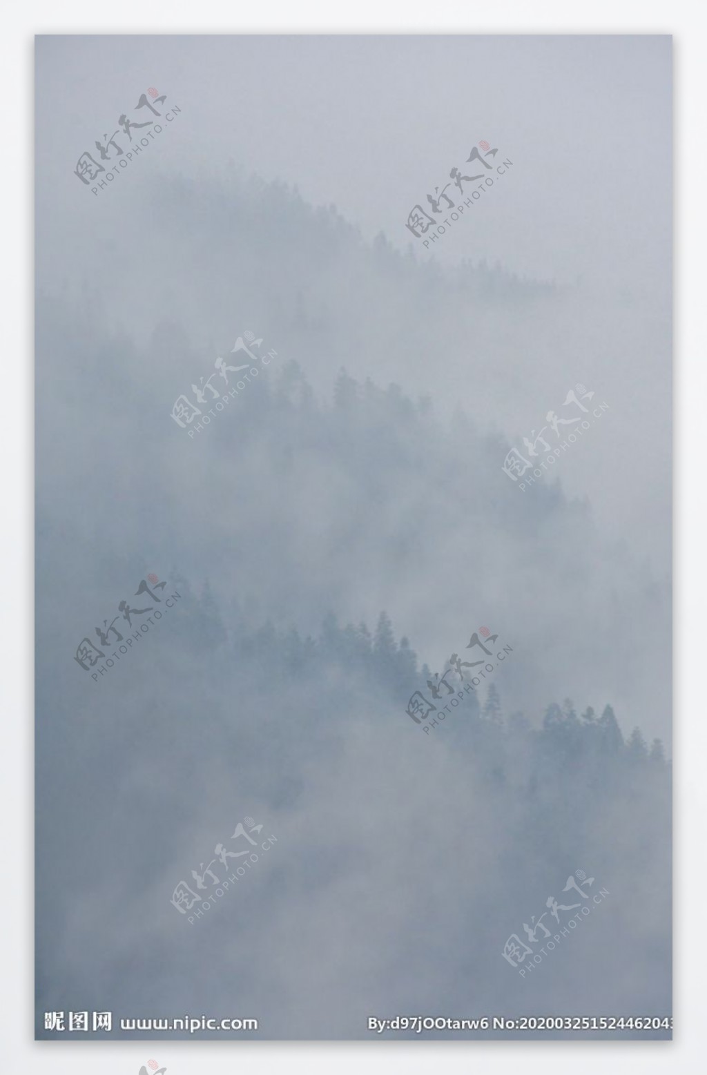 云雾围绕山间自然风光照