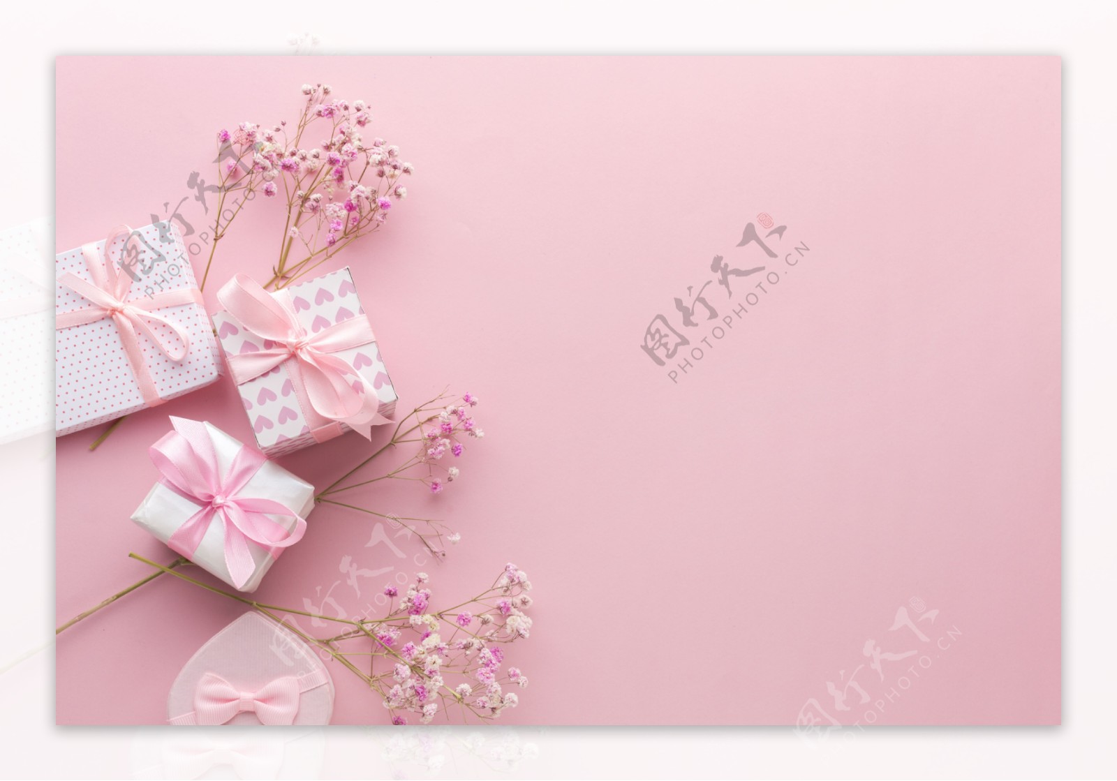 粉色背景下的礼物盒子