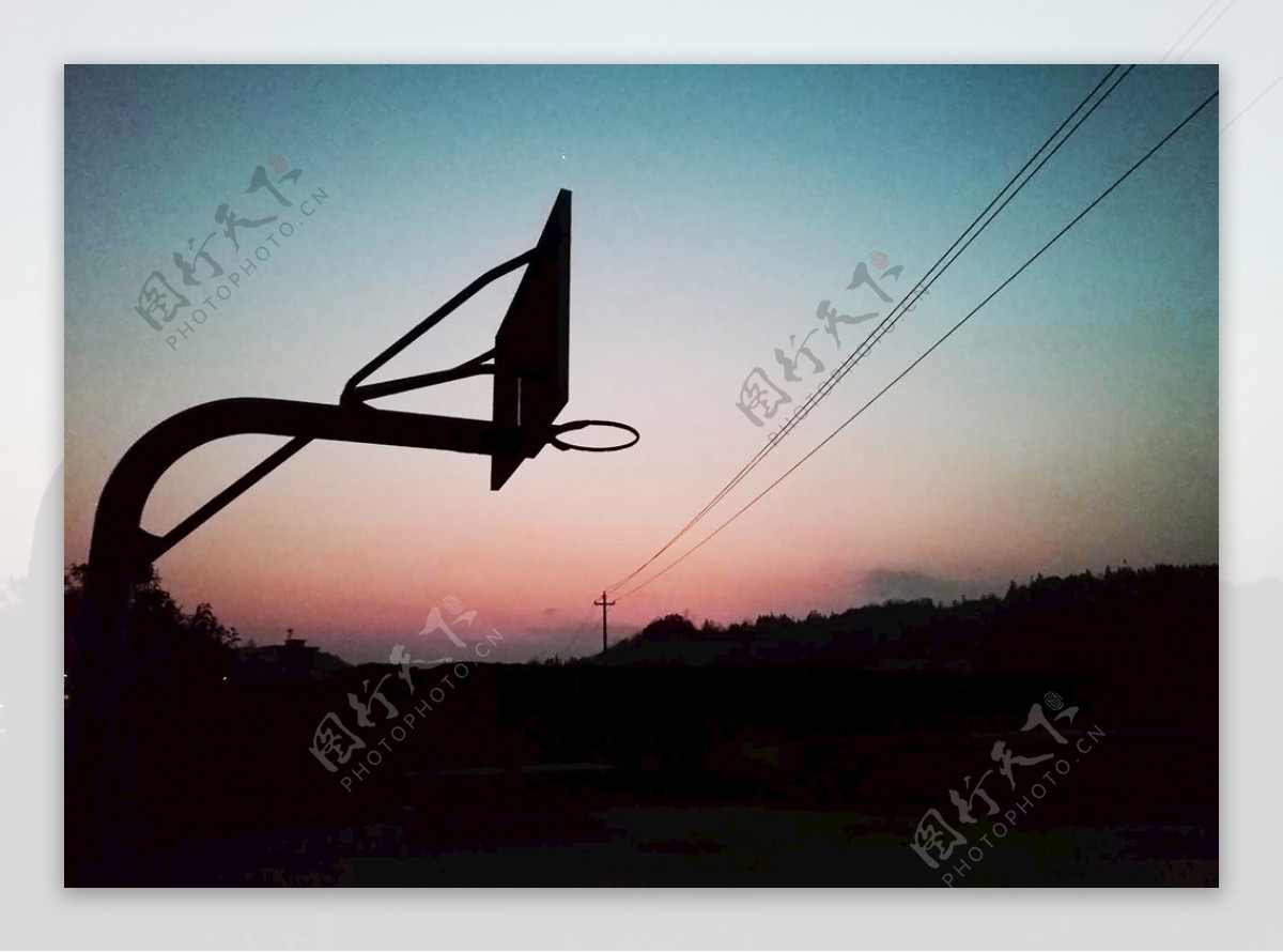 夕阳篮球场