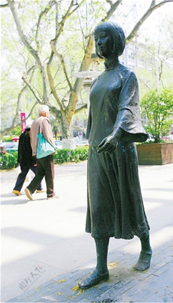 女青年雕塑