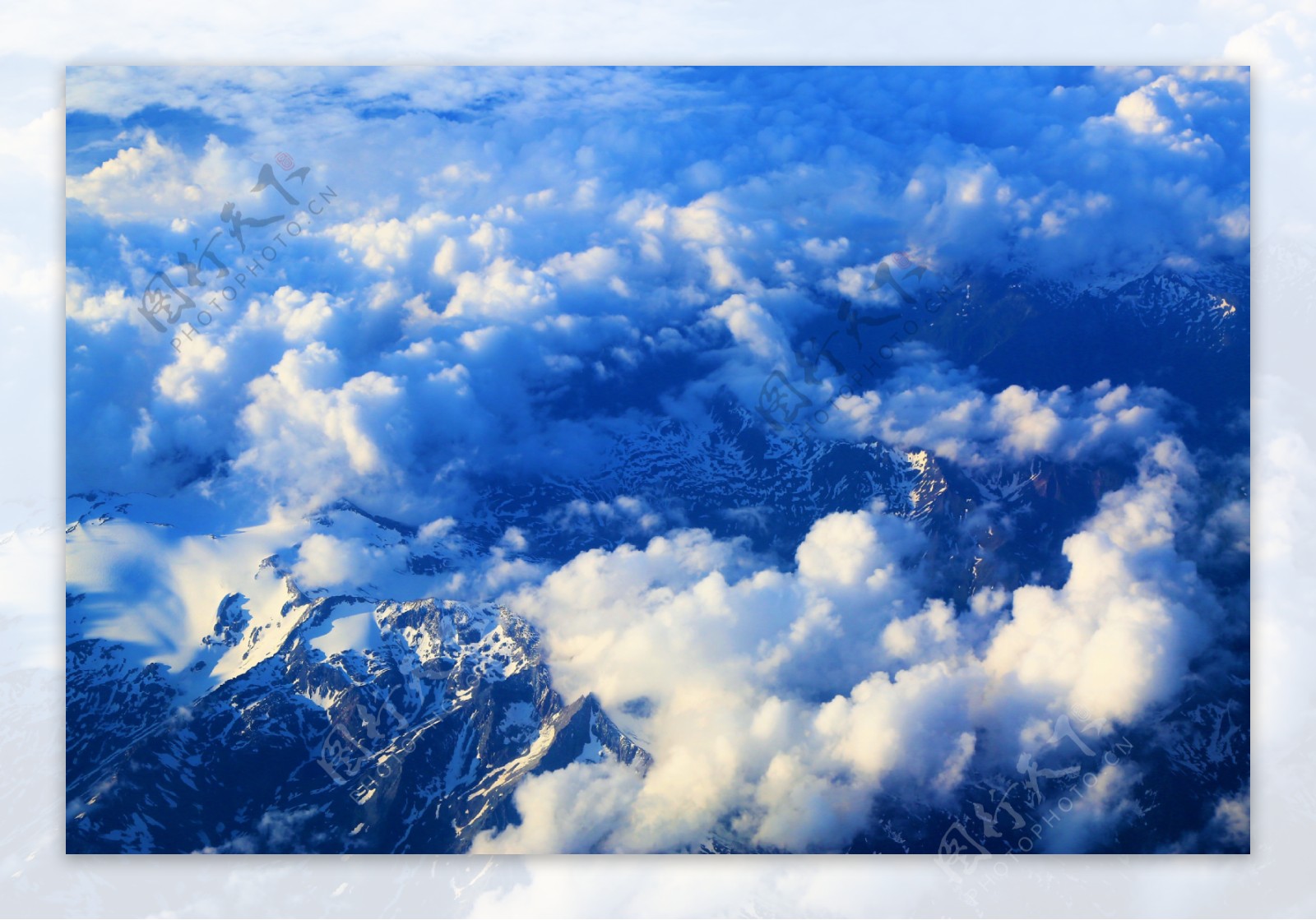 航拍视角雪山白云风景摄影