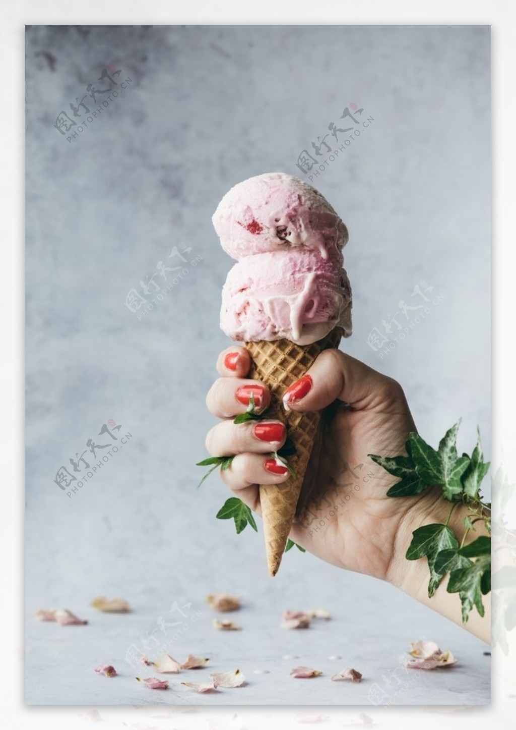 手中的冰淇淋