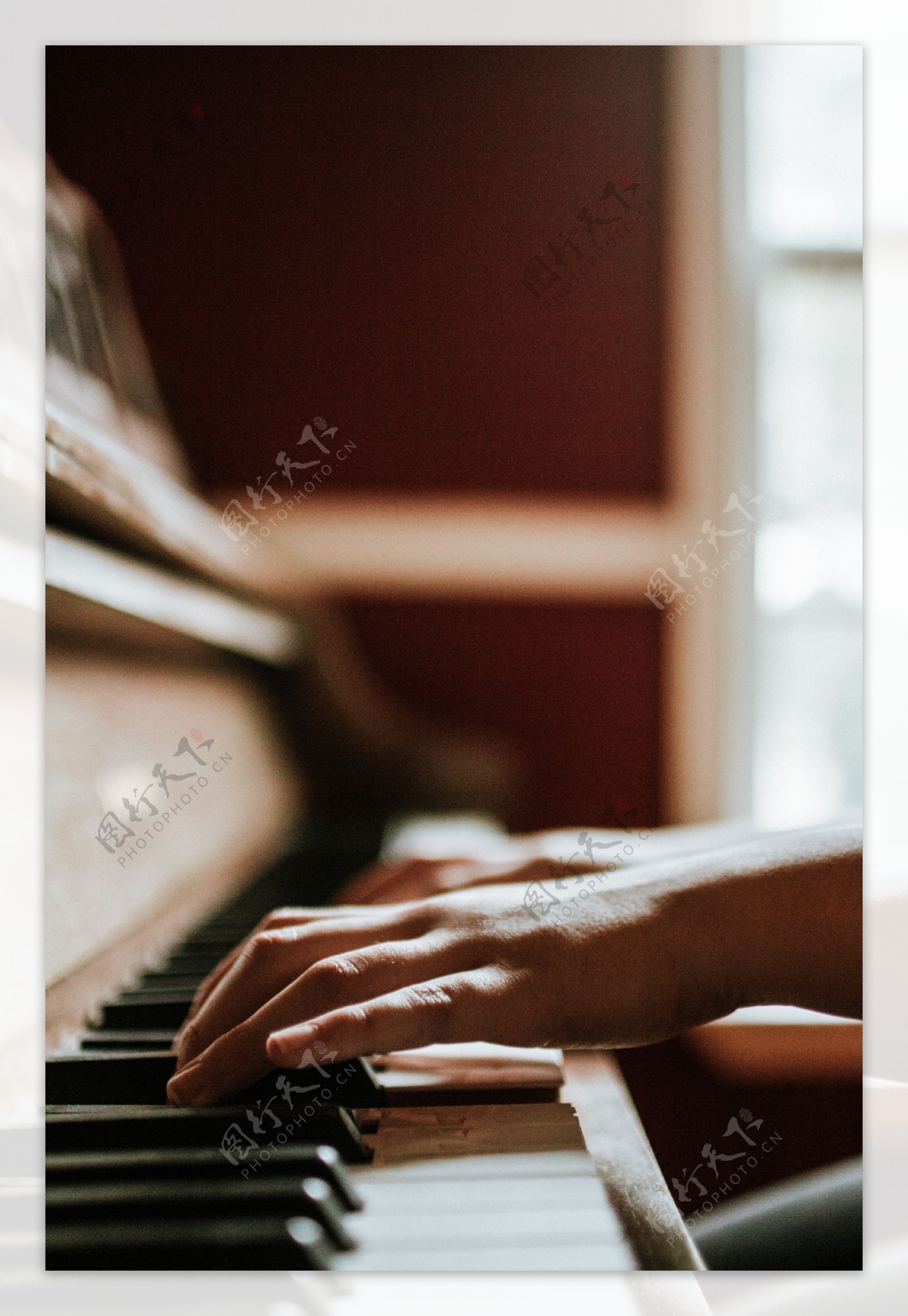 钢琴琴键弹琴