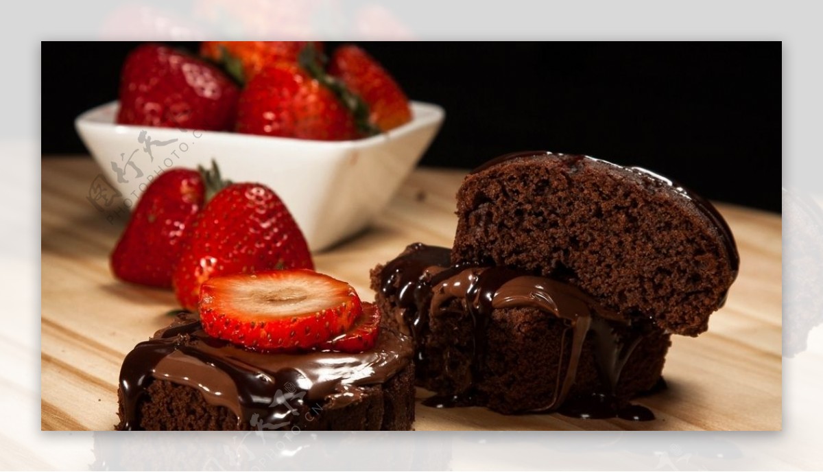 草莓巧克力蛋糕甜品