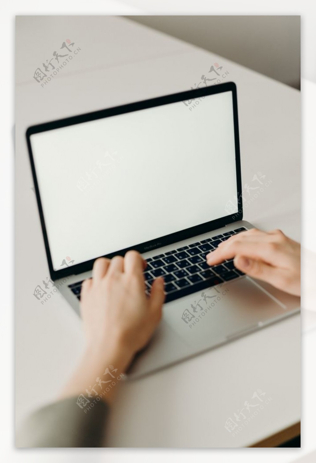 平板电脑打字屏幕空白样机人物