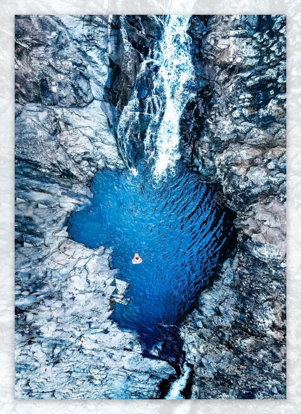 蓝色山崖悬崖湖水文艺背景素材