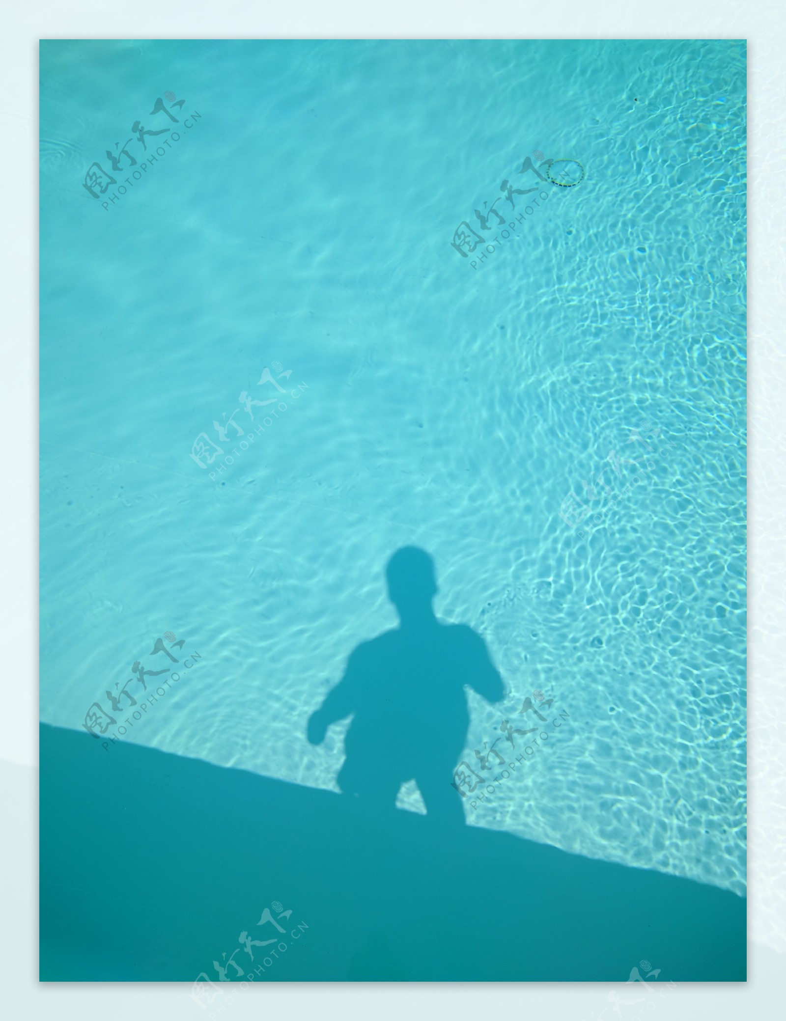 蓝色泳池人影