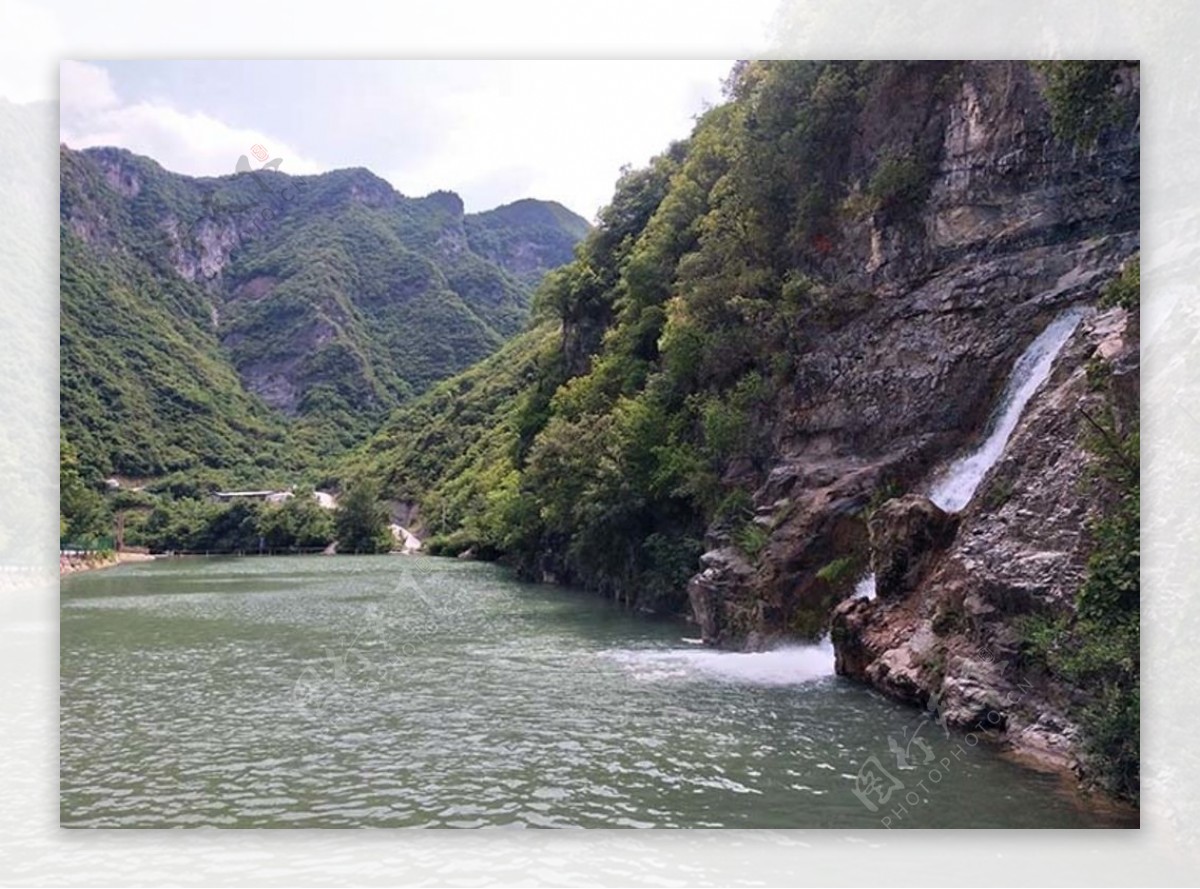 山水瀑布风景